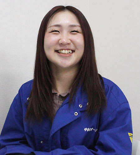 女性の先輩社員がサポートしてくれる